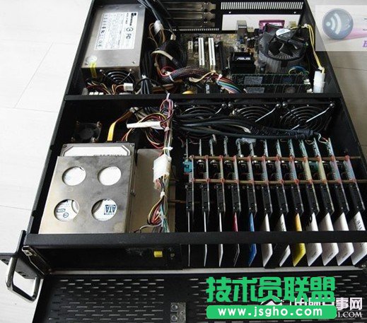 服務(wù)器內(nèi)部結(jié)構(gòu)（與普通電腦相似，只是配置更高，硬件質(zhì)量更好）